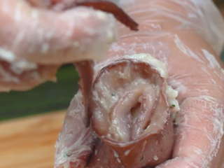 香草肉饼酿鱿鱼,将肉泥塞入鱿鱼内，并塞入鱿鱼须封口。