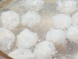香草肉饼酿鱿鱼,将剩下的肉馅，捏成小球，下水煮。