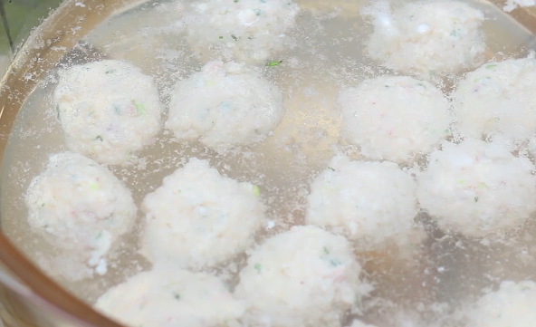 香草肉饼酿鱿鱼,将剩下的肉馅，捏成小球，下水煮。