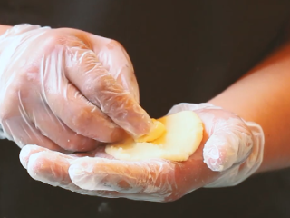 土豆芝士球,揉成面团，取适量面团在手心压成饼状，中间放上芝士。