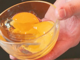 土豆芝士球,鸡蛋全蛋液搅拌打匀。