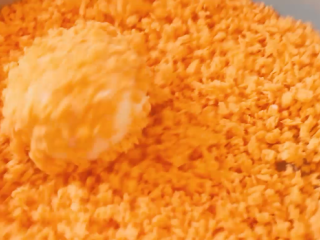 土豆芝士球,将一个个小球先裹鸡蛋液，再裹面包糠。