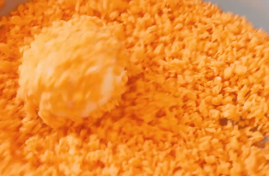 土豆芝士球,将一个个小球先裹鸡蛋液，再裹面包糠。