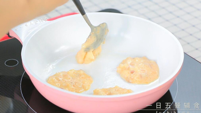 三文鱼饼,不粘锅刷少许油开始煎饼，用勺子挖一个个小饼入锅，小火煎。