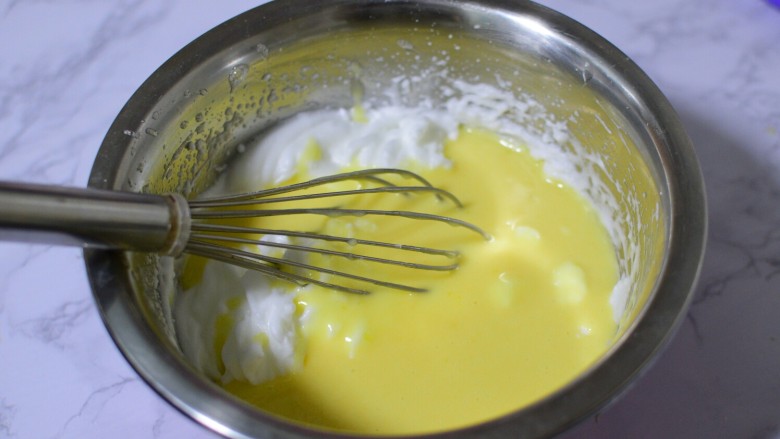 奶油杯子蛋糕,蛋黄面糊加入打发好的蛋清中