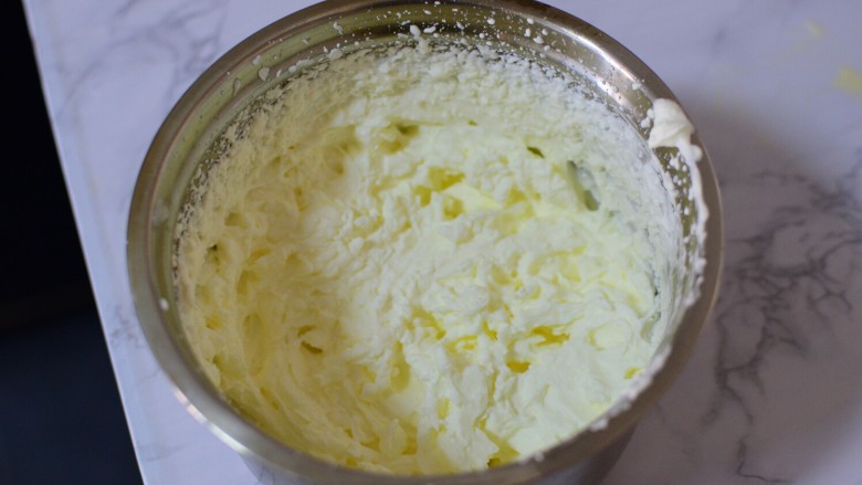 奶油杯子蛋糕,冷藏的奶油，加入糖粉，打发至裱花状态，装裱花袋，挤在杯子蛋糕上