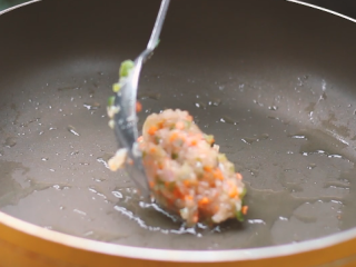 蔬菜鱼饼,用勺子取适量下锅。