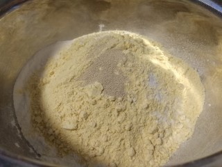 冬天里热腾腾的__豆面馒头,和面：小麦粉加豆面加酵母，加水（为了发酵快可以加点温水）和面。