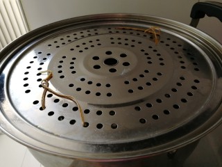冬天里热腾腾的__豆面馒头,把蒸锅里的蒸屉抹油，防止馒头粘锅。