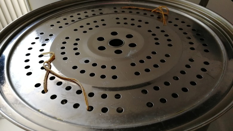 冬天里热腾腾的__豆面馒头,把蒸锅里的蒸屉抹油，防止馒头粘锅。