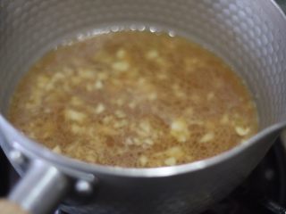 玉子虾仁 蒸出来的好味道,锅里加半勺油，油热后加蒜末，闻到蒜末香味再到芡汁，中火煮至芡汁粘稠。
