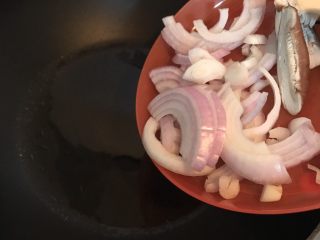 香菇肥牛饭,热油锅下洋葱香菇炒软