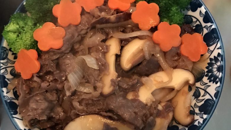 香菇肥牛饭,摆上西兰花、胡萝卜装饰