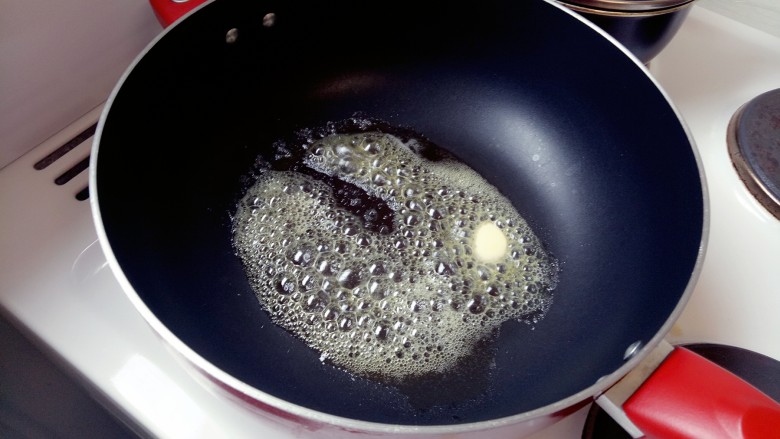 东南亚特色--麦片鱿鱼,再准备一个炒锅。中火加热，放入黄油融化。