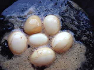 啤酒卤蛋,4.锅中倒入啤酒 把鸡蛋放入锅中之后加是适量水刚好没过鸡蛋 然后把所有的材料放入锅中并搅拌均匀即可