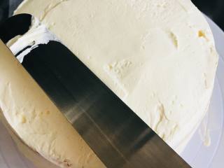6寸双色蛋糕,用白色奶油将蛋糕正面侧面都抹上奶油。