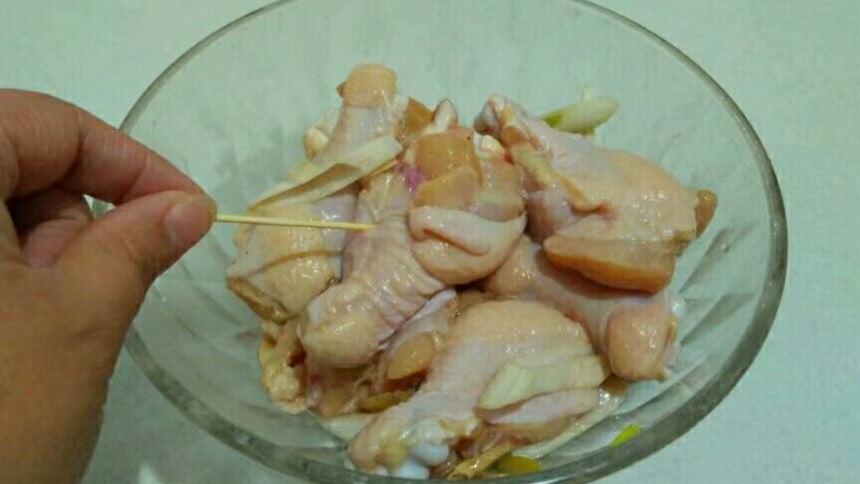 红烧鸡翅根,用牙签扎鸡翅根，让其入味儿。