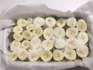 香蕉坚果能量棒,一根香蕉切薄片，铺在表面，撒椰蓉。