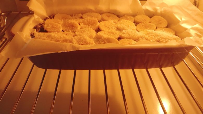 香蕉坚果能量棒,入预热好的烤箱中层上下火170度35分钟。
火力时间根据自己烤箱，香味飘出，表面略上色就是好了。