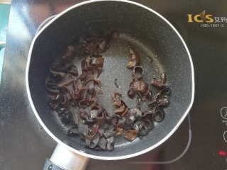 木耳鸡蛋海螺面,另起锅倒入黑芝麻核桃油，加入木耳翻炒