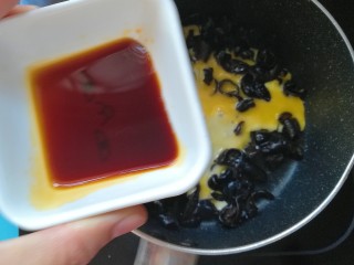 木耳鸡蛋海螺面,加入酱油搅拌均匀