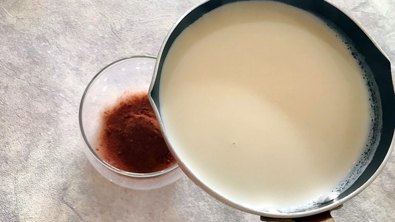 冬喝暖饮夏吃冰～暖冬系列之白薯可可热饮,煮开的牛奶倒入杯内