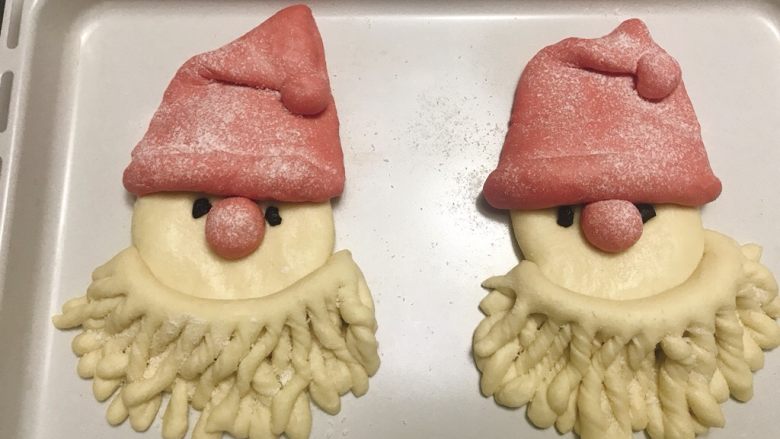 圣诞老人面包,发酵完毕，帽子和鼻子撒干粉，葡萄干当眼睛。
