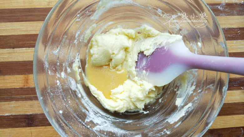可可椰蓉卷--钟爱可可味,加入打散的蛋液拌匀。