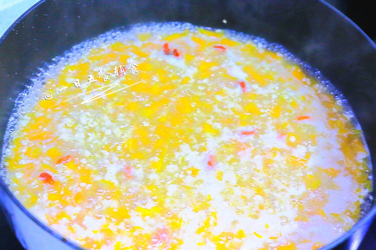 南瓜燕麦粥,再倒入枸杞，煮2分钟即可。