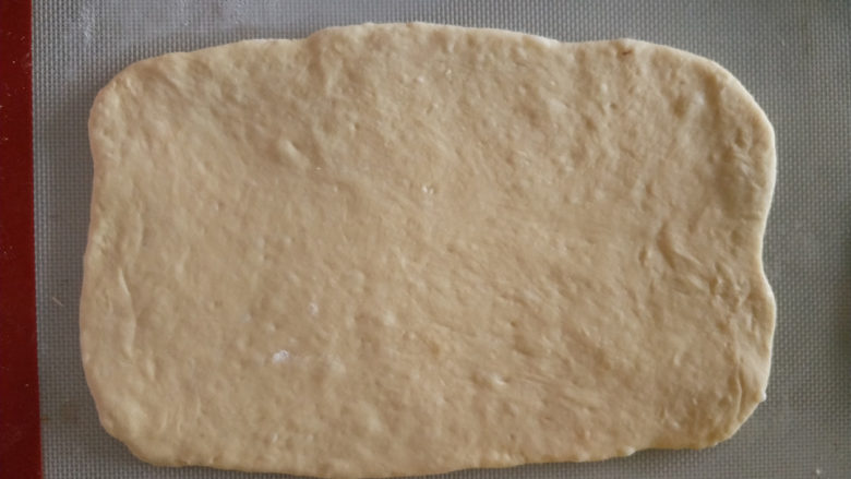 可可椰蓉卷--钟爱可可味,面团发酵好后擀成厚约0.7cm的片。