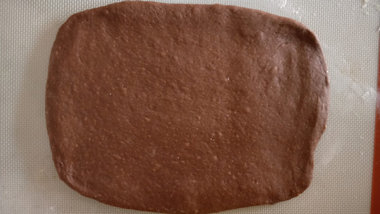 可可椰蓉卷--钟爱可可味,可可面团也擀成片，尺寸为宽度和原味面片相同，长度是原味面片的三分之二。
