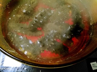 海参土鸡汤 大寒补气血,取无油砂锅，加水烧开，将海参放入，煮开后改小火，煮半小时。