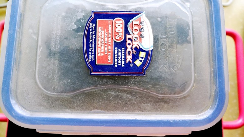 海参土鸡汤 大寒补气血,装入容器中，加凉水盖没，置于冰箱恒温室（放水果的抽屉），48小时。