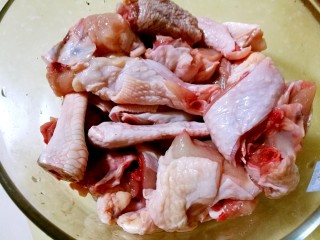 海参土鸡汤 大寒补气血,土鸡切块、洗净。
