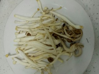 砂锅什锦烩面,白玉菇去根洗净。
