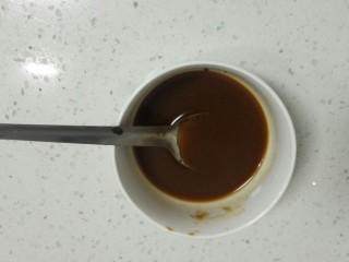 砂锅什锦烩面,黄豆酱1/2勺,豆瓣酱1/2勺，用清水稀释。