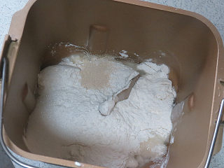咸香脆口的【帕玛森芝士面包棒】,将除黄油外的所有A材料全部放入面包机桶内