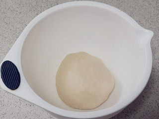 咸香脆口的【帕玛森芝士面包棒】,和面完成，把面团放容器中，盖上保鲜膜或湿布，放在温暖的地方发酵1个小时