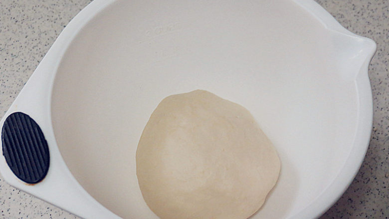 咸香脆口的【帕玛森芝士面包棒】,和面完成，把面团放容器中，盖上保鲜膜或湿布，放在温暖的地方发酵1个小时