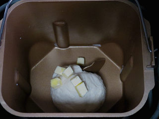 咸香脆口的【帕玛森芝士面包棒】,揉成面团，加入黄油；继续和面程序20分钟