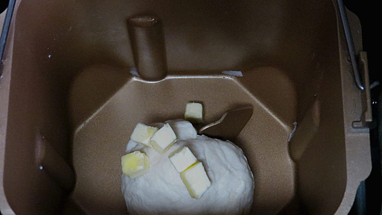咸香脆口的【帕玛森芝士面包棒】,揉成面团，加入黄油；继续和面程序20分钟