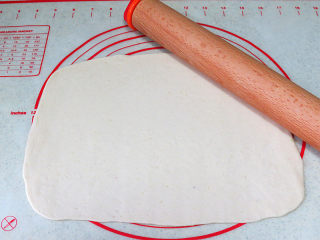 咸香脆口的【帕玛森芝士面包棒】,醒发好的面团，放在硅胶垫上，用擀面杖擀成0.3cm厚的长方形