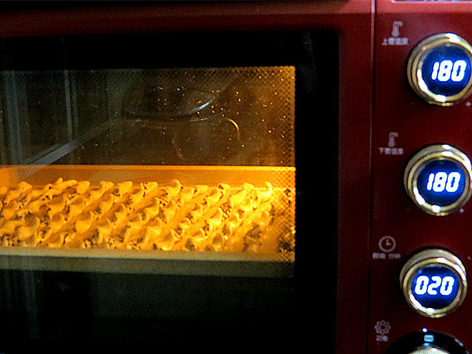 咸香脆口的【帕玛森芝士面包棒】,预热烤箱上下管180℃，烤20分钟左右