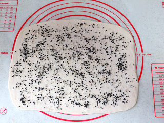 咸香脆口的【帕玛森芝士面包棒】,面片表面刷上材料B蛋白，黑色芝麻混合后撒在面片表面