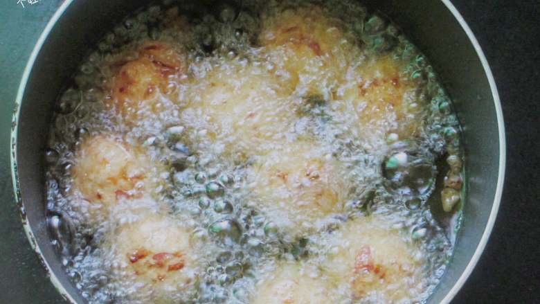 干炸蔬菜豆腐丸,锅中放油，烧热后下丸子