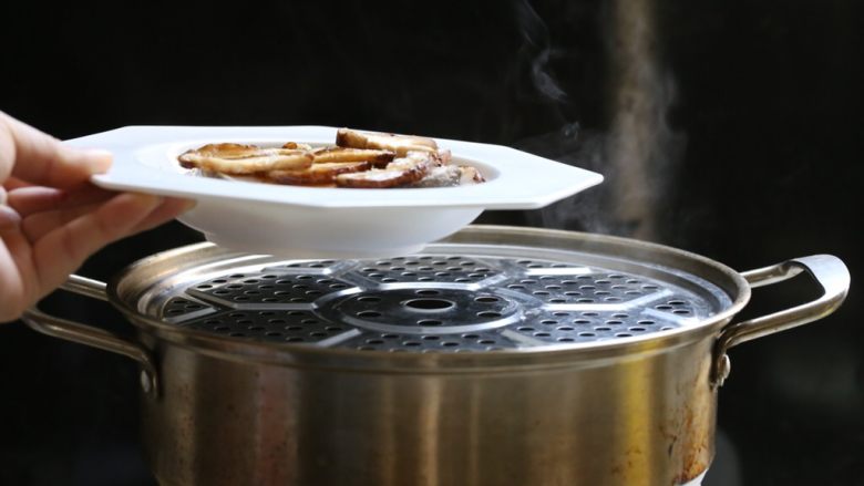 香菇蒸鳕鱼,将鱼盘放入开水蒸锅中，大火蒸6分钟关火。