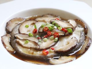 香菇蒸鳕鱼,将尖椒碎和香葱粒撒在鱼上，加盖焖2-3分钟即可。