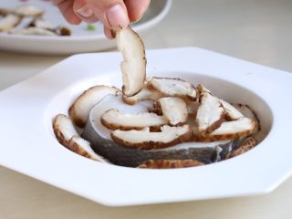 香菇蒸鳕鱼,切好的香菇片均匀摆放在鳕鱼上。