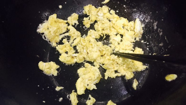 百变鸡蛋＋姜汁花红柳绿,用筷子把蛋液迅速打散！