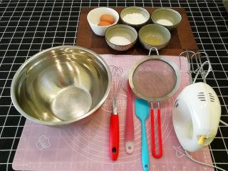海绵小蛋糕,先看看要用到的全部工具：硅胶铲，手工打蛋器，电动打蛋器